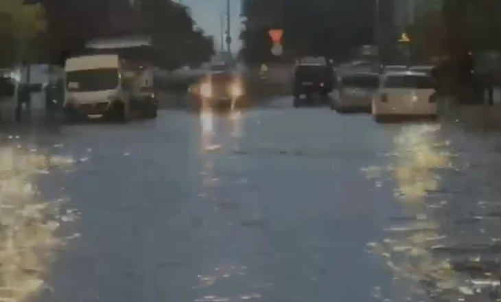 Shiu përmbyt sërish disa lagje të Vlorës dhe Durrësit