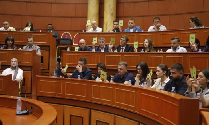 Shkarkimi i Veliajt: 11 këshilltarë refuzojnë votën, opozita shpëton shumicën