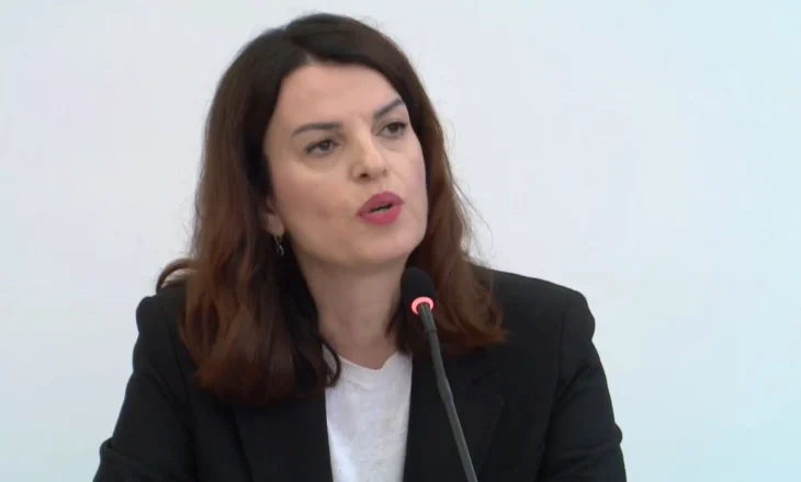 Shkarkimi i zv.ministrit pasi piu cigare brenda në lokal, reagon ministrja Koçiu: Shkelje e pajustifikuar e ligjit