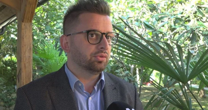 Shkelje të shumta në tendera/ SPAK merr zyrtarisht të pandehur kryebashkiakun e Kolonjës, reagon publikisht Erion Isai