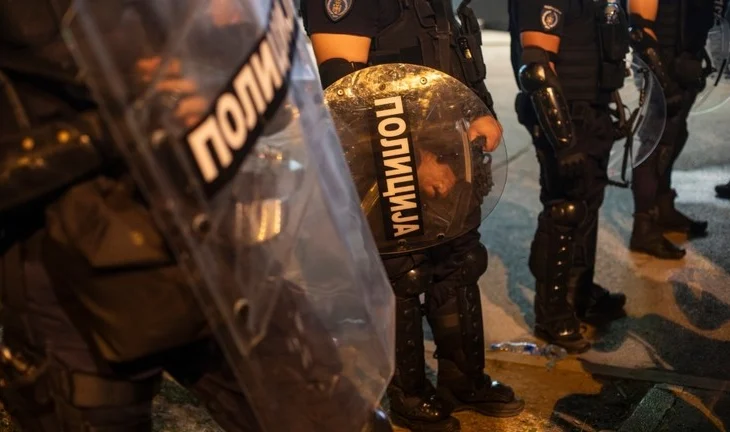 Shpërthen dhuna në Novi Sad, policia e Vuçiç përleshet ashpër me protestuesit