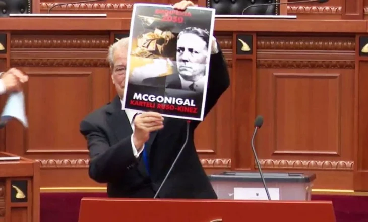 “Shqipëria 2030, McGonigal Karteli Ruso-Kinez”/ Pankarta e opozitës që mori vëmendje në Kuvend