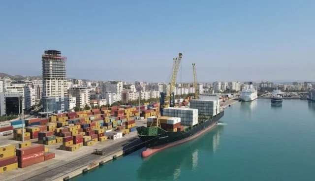Shqipëria e ‘pasur’ me naftë, por e varfër në prodhim! Në 8 muaj blemë më shumë mallra se sa shitëm