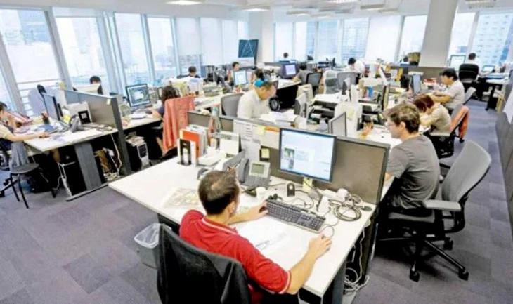 Shqiptarët 5 orë punë më shumë në javë se europianët/ Administrata, një nga sektorët ku punohet më pak
