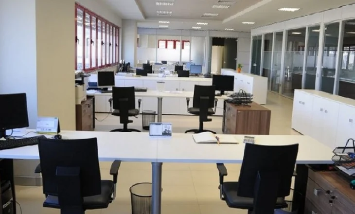 Shqiptarët punojnë më shumë orë se europianët, ngarkesën më të ulët e ka administrata