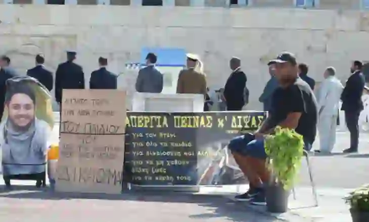 Shqiptari, grevë para parlamentit grek: Kërkon zhvarrosjen e djalit, që humbi jetën në aksidentin hekurudhor