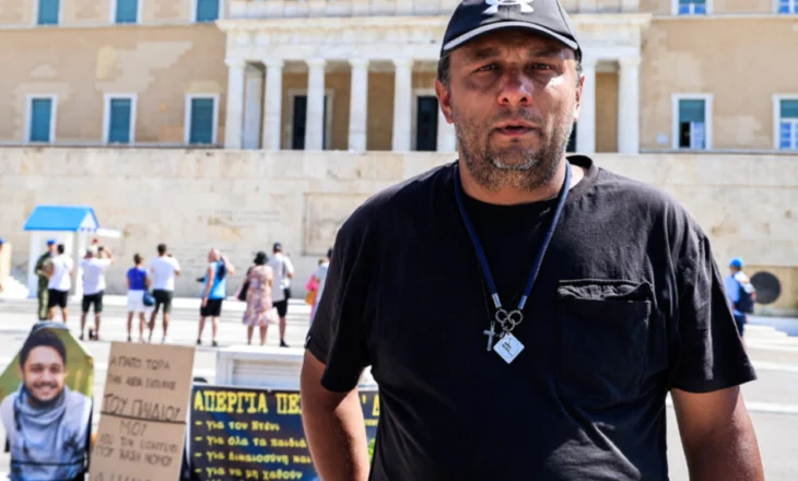 Shqiptari në grevë urie para parlamentit grek: Dua të vërtetën e vdekjes së djalit (VIDEO)