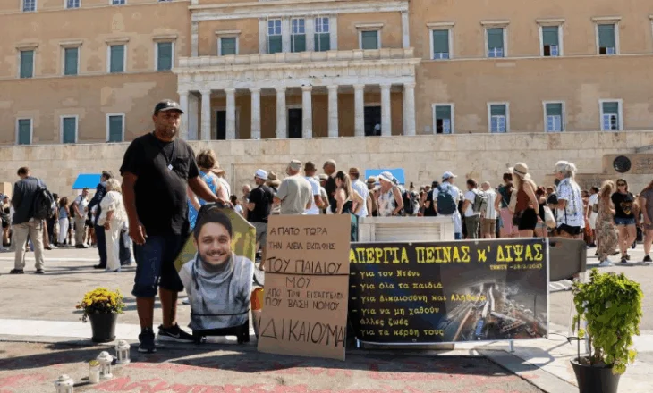 Shqiptari nuk e ndal grevën e urisë para parlamentit grek: Të zbardhet vdekja e djalit tim në aksidentin e Tempit