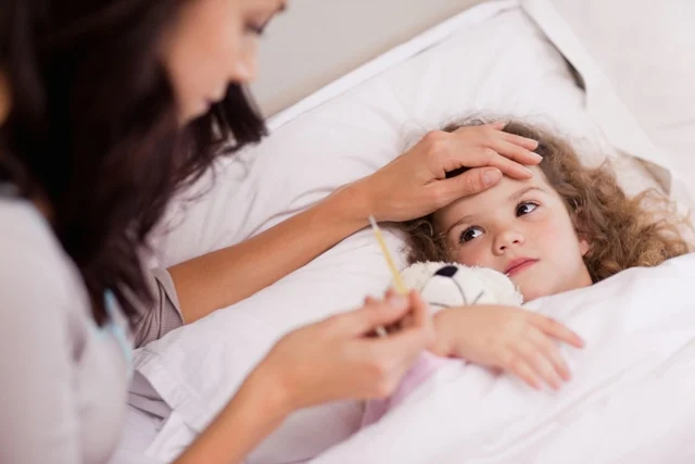 Shtimet e rasteve/ Çdo ditë 10-15 fëmijë me viroza shtrohen në pediatri me infeksione, mjekët bëjnë apel: Kujdes