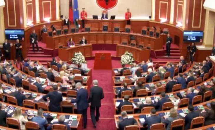 Shtyhet seanca e parë plenare/ Ngrihet Komisioni Verifikimit të Mandateve, deputetët rikthehen pasdite për t’u betuar