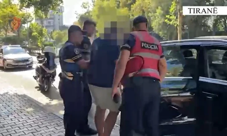 Shtyp me gomë këmbën e efektives së qarkullimit, i kërkoi të zhvendoste makinën