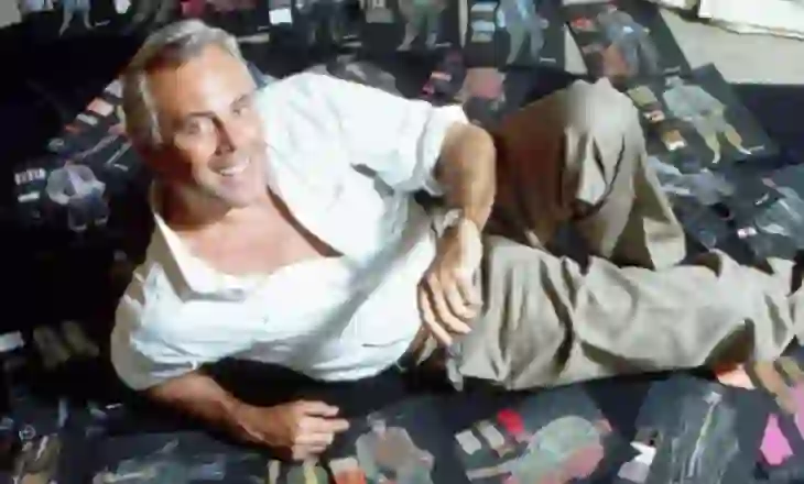 Si e revolucionarizoi modën stilisti Giorgio Armani