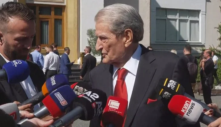 “Si mund ta lija unë Vasil Llajon…” – Berisha: Ai është një mjek pa eksperiencë parlamentare dhe e mashtrojnë