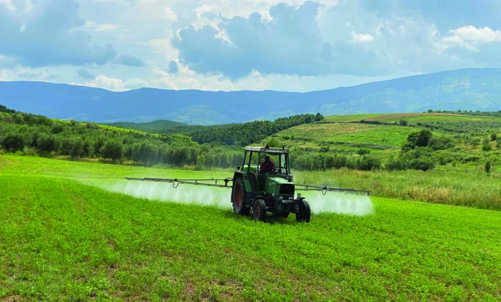 Si po rrënohen bujqësia dhe industria, në rënie prej më shumë se dy vitesh