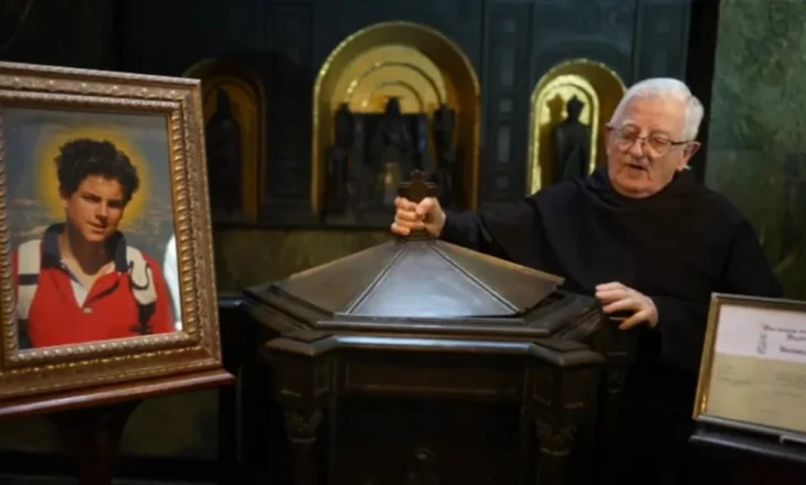 Simboli i fesë për brezin e ri/ Ndërroi jetë në moshën 15-vjeçare, Carlo Acutis shpallet shenjti i parë i mijëvjeçarit nga Papa Leoni