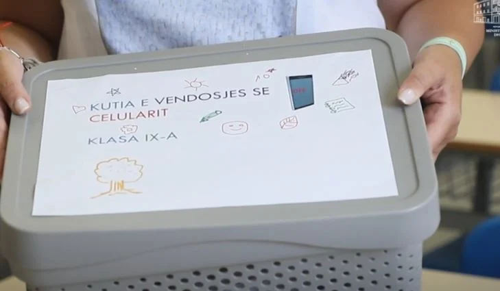 S’ka më telefona në shkollë/Ministrja Manastirliu bën të qartë vendimin: Vetëm në raste të veçanta nxënësi e merr dhe..