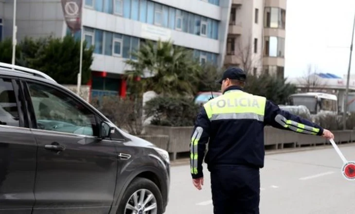 Skenë filmash në Elbasan! Policia ndalon mjetin me xhama të zinj, shoferi gëlltit drogën dhe përfundon në spital