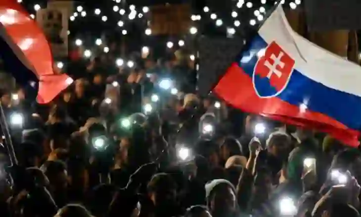 Sllovakia në këmbë/ Protesta masive kundër qeverisë së Robert Ficos