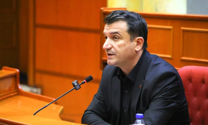 Socialistët i mbyllin derën kryebashkiakut të Tiranës për t’u mbrojtur nga shkarkimi dhe i kërkojnë sqarime me…