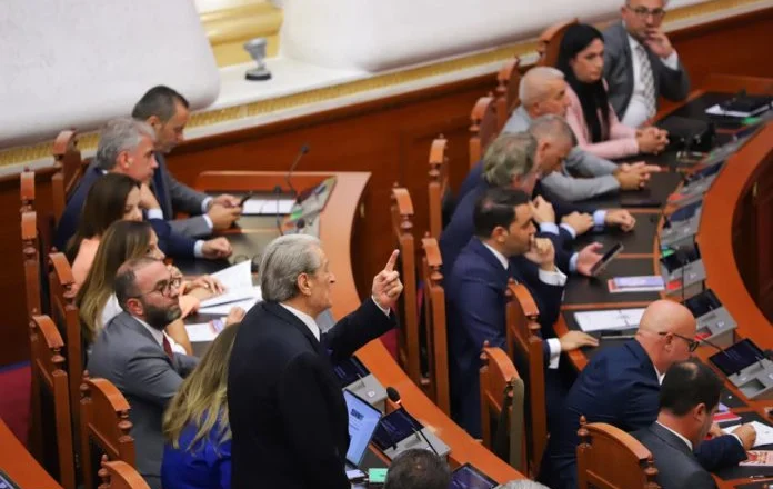 Socialistët miratojnë ndryshimet në Rregullore, opozita braktis seancën: Shkelje e Kushtetutës dhe puç institucional