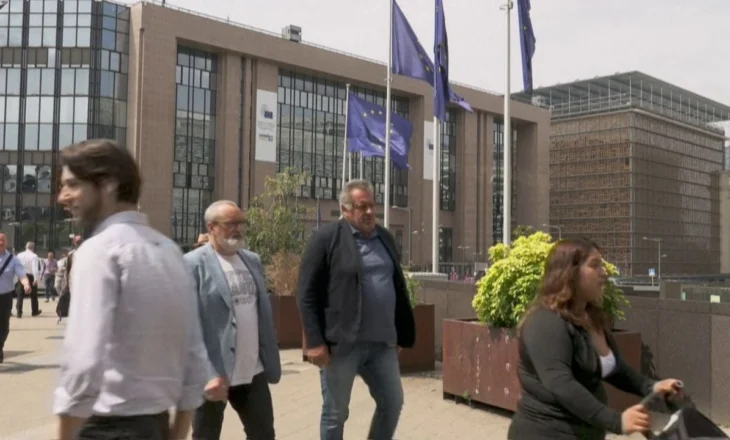 Sondazhi i eurobarometrit për besimin te BE, shqiptarët të parët në rajon për mbështetjen drejt anëtarësimit, serbët të fundit