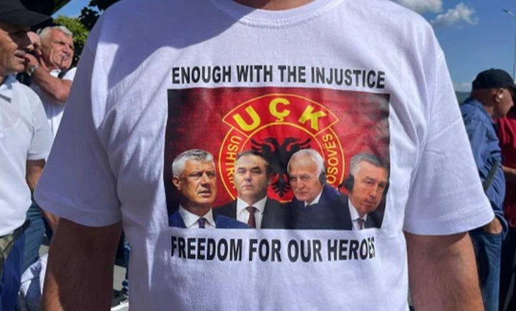 Sot protestë në Hagë/ Shqiptarët “ngrenë” zërin e kërkojnë drejtësi për ish-krerët e UÇK-së