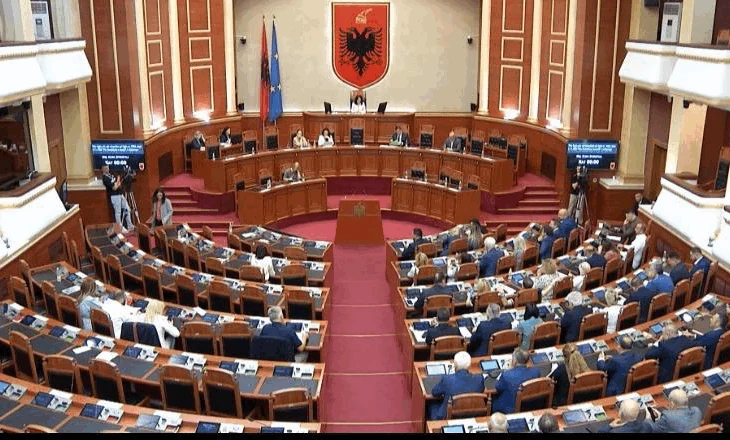 Sot seanca e parë e legjislaturës së XI të Kuvendit, betohen 140 deputetët