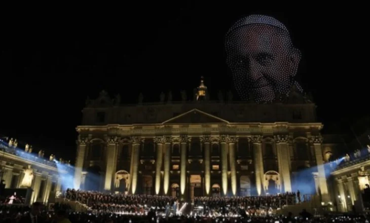 Spektakël mbi qiellin e Vatikanit, vepra nga Mikelanxhelo dhe Papa Françesku “pikturohen” nga 3,500 dronë
