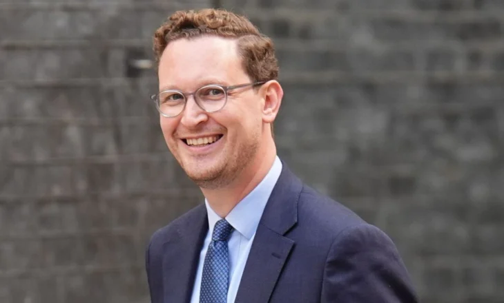 Starmer kthehet në zyrë dhe riformaton kabinetin, emërimi që mund të hapë ‘konflikte’