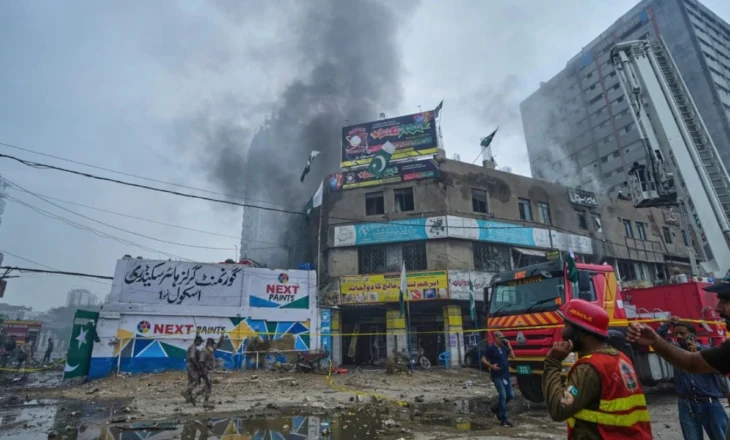 Sulm kamikaz në një tubim politik në Pakistan, 11 viktima dhe 40 të plagosur
