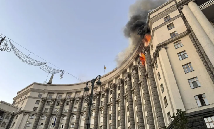 Sulmet ruse mbi Ukrainë, Zelensky bisedon me Macronin: Do të sigurojmë një përgjigje të përshtatshme