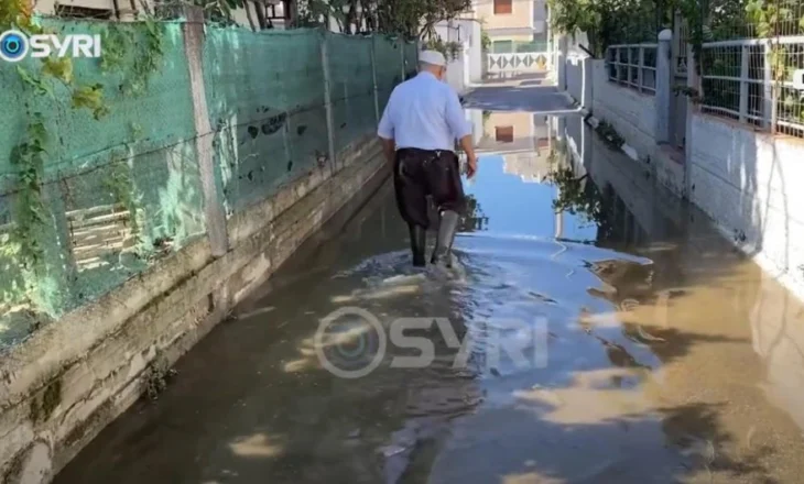 SYRI TV/ Durrësi i zhytur në baltë, banorët: Faji për përmbytjen i bashkisë, hera e tretë që ndodh kjo masakër