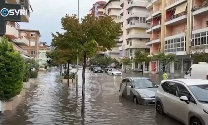 SYRI TV/ Reshjet e shiut përmbytin sërish Vlorën, rrugë dhe lagje nën pushtetin e ujit