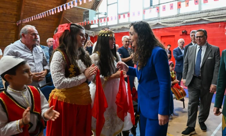 Takime emocionuese/ Presidentja Osmani nis vizitën në SHBA, me mërgatën shqiptare në Waterbury