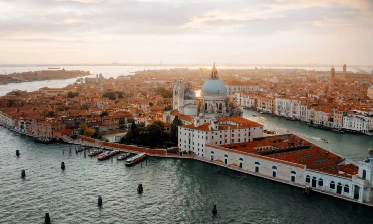 Taksa kundër turizmit masiv i sjell Venecias 5 min euro, por jo më pak vizitorë