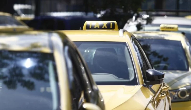 Taksistët ndalojnë rrugët/ Grevë 48-orëshe, transport vetëm për urgjencat