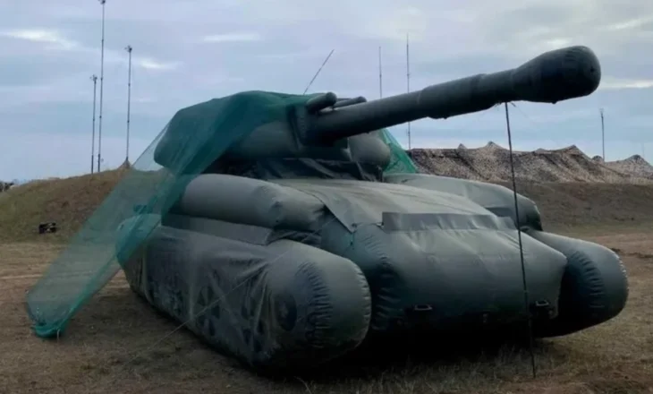 Tanke të fryra me ajër dhe armë të rreme, si po i mashtrojnë ukrainasit forcat ruse në fushëbetejë? (FOTO)
