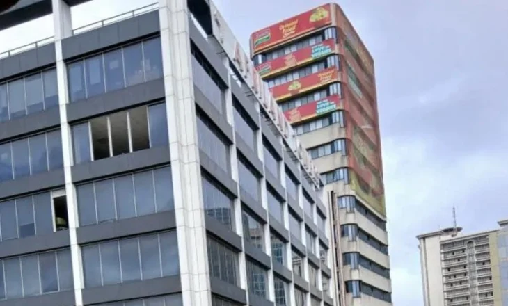 Të paktën 10 viktima/ Njerëzit hidhen nga dritaret pasi zjarri përfshin ndërtesën