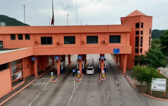 Të shpallur në kërkim dhe me pasaportë të falsifikuar/ 3 shtetas kapen në pikat kufitare të Korçës