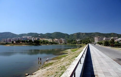 Të shtëna me a*më tek diga e Liqenit artificial