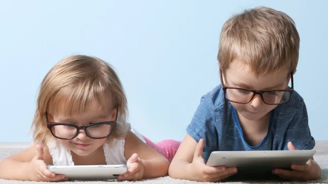 Teknologjia po dëmton sytë e fëmijëve! 20% e grupmoshës nën 7 vjeç me probleme shikimi