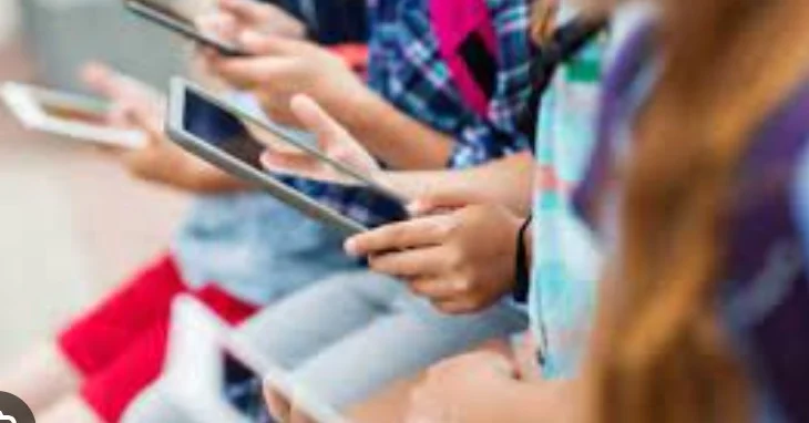 Telefonat në shkolla, Suedia vendos ndalimin nga vjeshta 2026