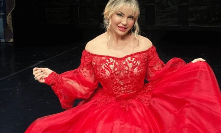Tenori italian harroi ta priste, soprano Eva Golemi rrëzohet në skenë