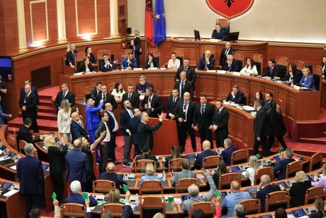 Tensionet në Kuvend, reagon zyra e BE: Për të ardhur keq! Shqiptarët u privuan nga informimi rreth programit qeverisës