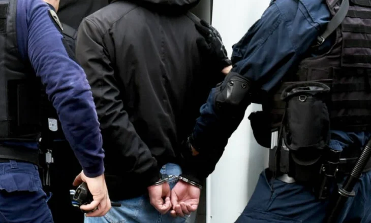 Tentoi të trafikonte një të mitur drejt Kosovës, arrestohet 22-vjeçari në Morinë