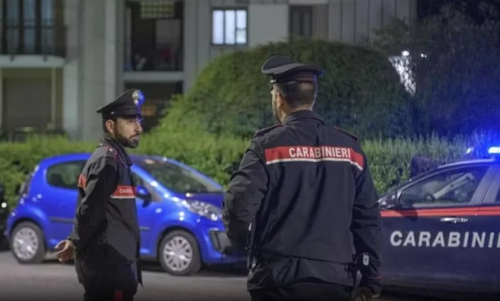 Tentoi vetëvrasje duke u hedhur nga ballkoni, por godet një 83-vjeçare, vetë shpëton, gruaja vdes