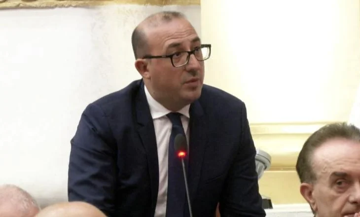 “Thatë se do na jepnit fjalën pas pushimit”, Korreshi ironizon Peleshin: Një pyetje, shkulet veshi gjatë 5-minutëshit?