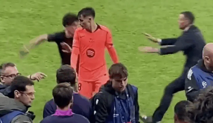Tifozi futet në fushë, reagimi i Pedri-t është epik (Video)