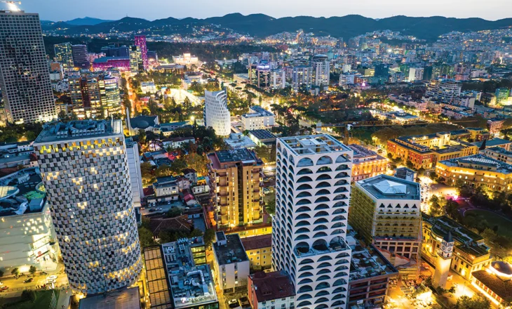 Tirana mbushet me kulla, por popullsia u shtua vetëm me 1.7 mijë banorë në 2024