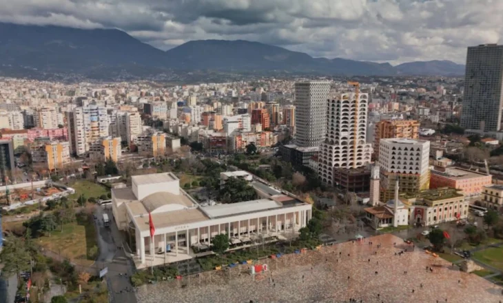 Tirana mbushet me të huaj edhe jashtë sezonit veror/ Shumë vizitorë nga Franca, Gjermania dhe SHBA